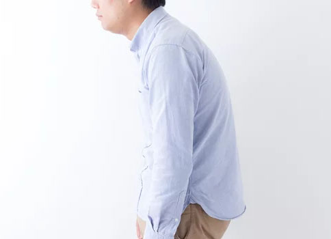 巻き肩改善には筋トレが効果的！巻き肩の原因やチェック方法も解説