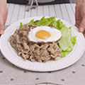 豚生姜焼きの目玉焼きのせ