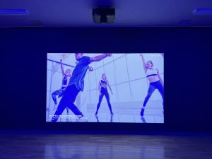 大型スクリーンに映し出される映像と、大迫力の音楽で最新のバーチャルレッスンをお楽しみ頂けます。