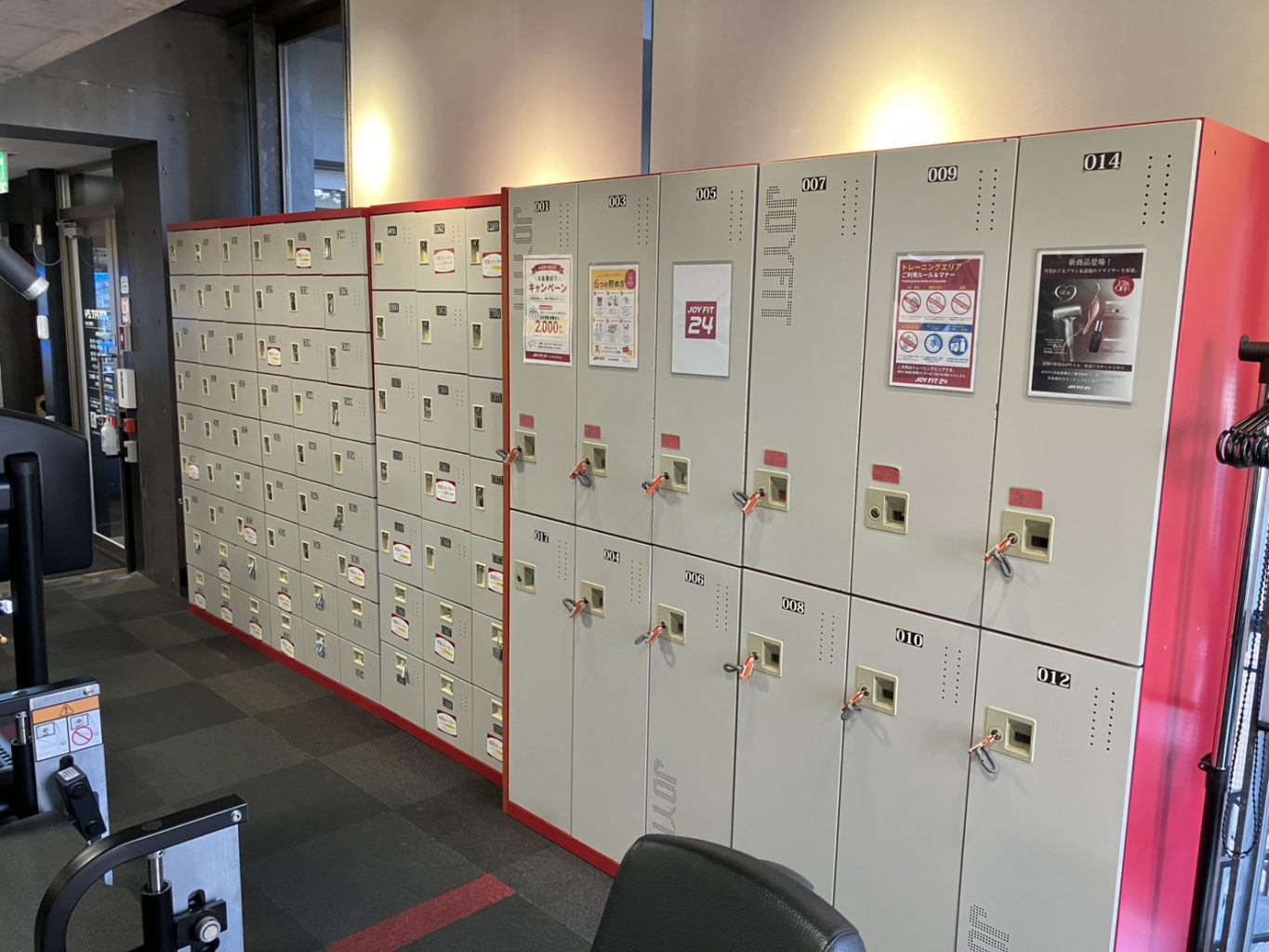 鍵付き共用ロッカー大（無料）　契約ロッカー小（有料）